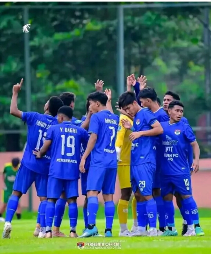 Pemain Persebata Lembata merayakan gol kemenangan saat jumpa Gresik United. (IST)