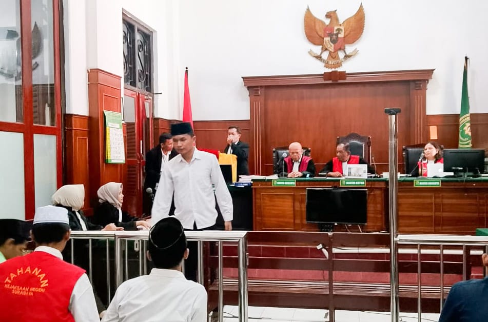 DISIDANG: Terdakwa usai menjalani sidang di PN Surabaya. Ia divonis satu tahun penjara usai sebar video asusila mantan pacar.(IST/RADAR SURABAYA)