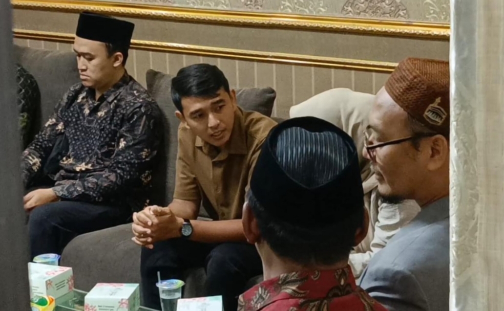 Keluarga Sukardi yakni anak ketiganya  Amin (baju coklat) saat menunggu dilakukan tes DNA di Asrama Haji Sukolilo Surabaya, Selasa (16/12).