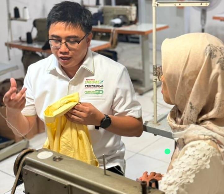 PENDAMPINGAN: Aktivitas di Rumah Berdaya KPI yang memungkinkan perempuan memperoleh keterampilan baru, membuka peluang pendapatan, dan berkontribusi langsung pada pengurangan emisi karbon.