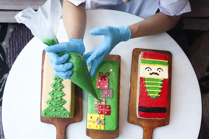 SPIKU NATAL: Proses pembuatan spiku bergambar dengan tema Natal, yang bisa dijadikan sebagai hampers di Hotel Ciputra World Surabaya.