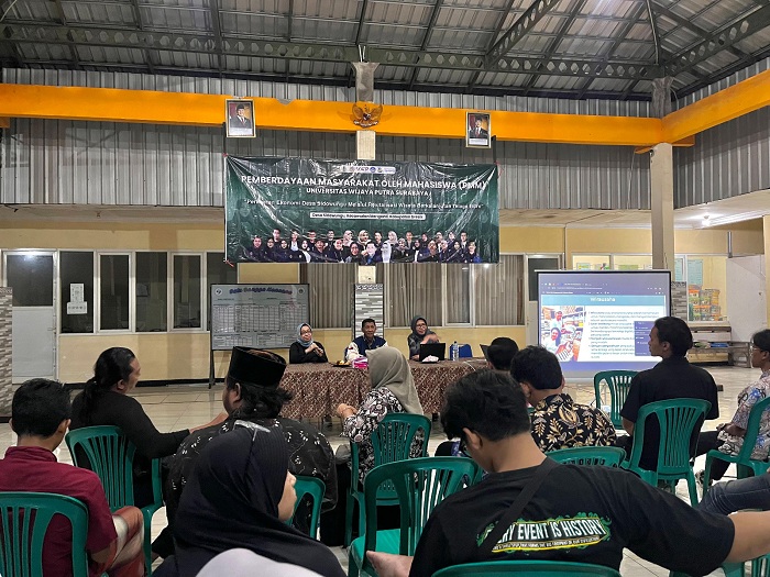 BERBAGI: Mahasiswa UWP saat memberikan pendampingan dan pelatihan manajemen wisata di BUMDes Bangun Bersama.