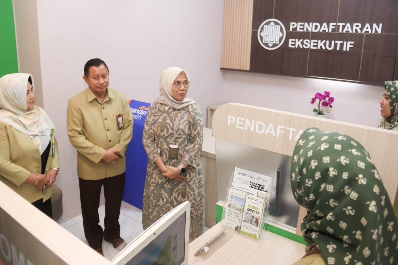 LOUNGE KHUSUS: Direktur RSI Surabaya Ahmad Yani, dr. Dodo Anondo (dua dari kiri) bersama Kepala Kantor Operasional Mandiri InHealth Surabaya, Atik Maritasari (kanan), kunjungi lounge di RSI Surabaya