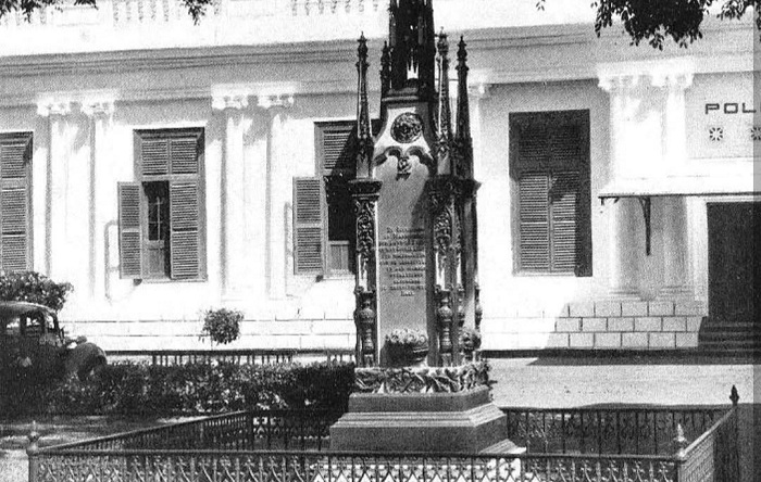 KENANGAN: Monumen Bali yang ada di depan bekas barak Batalyon Infanteri XII yang kini menjadi gedung Mapolrestabes Surabaya.