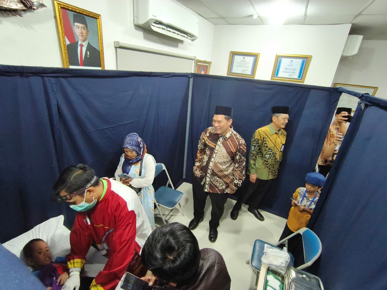 SOSIAL: Khitanan massal yang digelar PT DLU dihadiri Penasihat sekaligus pemilik PT DLU, Bambang Haryo Soekartono (BHS).