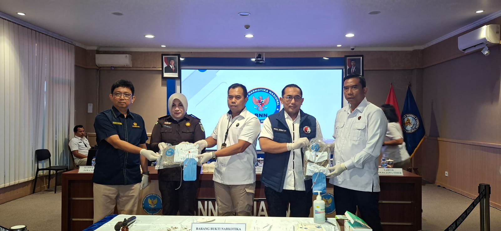 BARANG BUKTI: BNNP Jatim menunjukkan barang bukti 2 kilogram ganja yang disita dari tersangka seorang mahasiswa di Malang.(MAHRUS/RADAR SURABAYA)