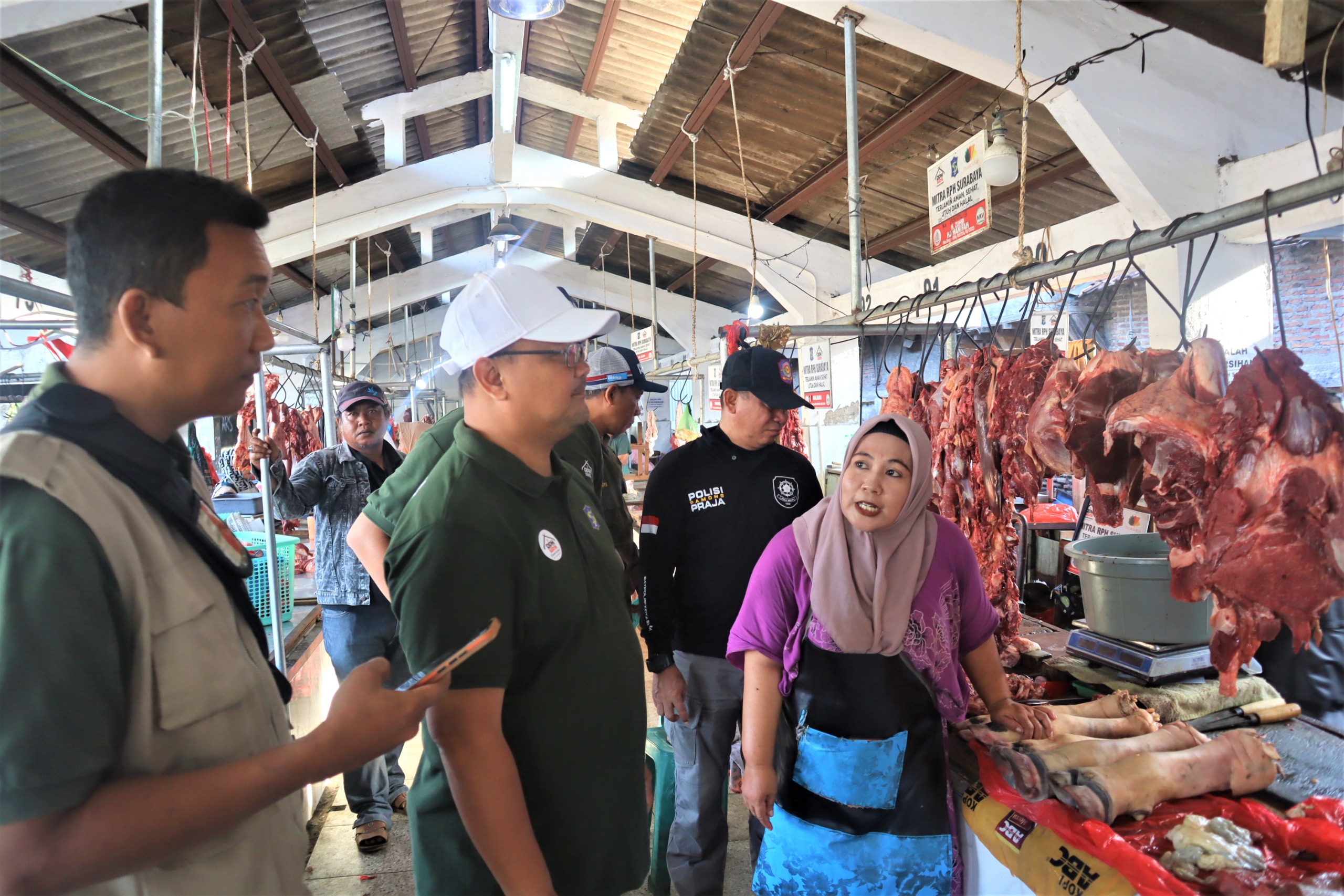 SIDAK: Direktur Utama PT RPH Surabaya Perseroda, Fajar Arifianto Isnugroho saat turun langsung mengecek harga dan stok daging sapi di pasaran. Ia pastikan stok aman jelang Nataru.(IST/RADAR SURABAYA)