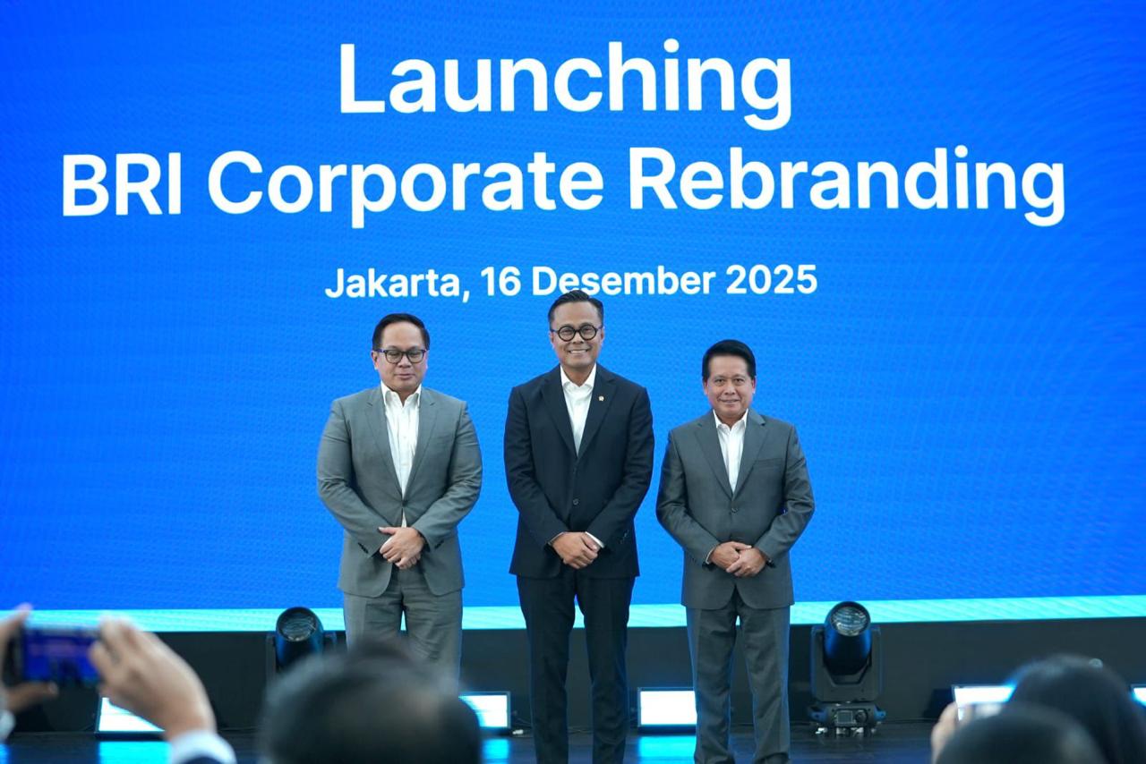 Kepala Badan Pengaturan BUMN sekaligus Chief Operating Officer (COO) Danantara, Dony Oskaria (tengah) menghadiri peluncuran Corporate Rebranding BRI.