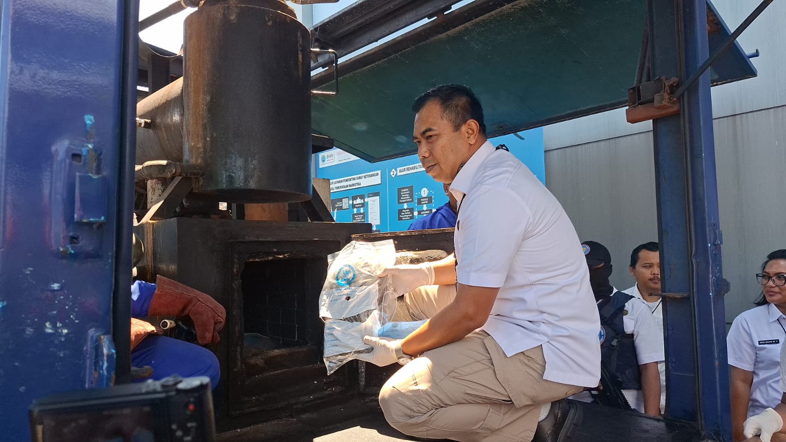 DIBAKAR: Kabid Pemberantasan dan Intelijen BNNP Jatim Kombes Pol Muhammad memusnahkan barang bukti ganja yang disita.(MAHRUS/RADAR SURABAYA)
