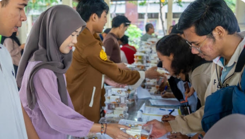 Mahasiswa Unesa mendapatkan sarapan gratis selama UAS di setiap fakultas. Makanan diberikan sebelum ujian dimulai.