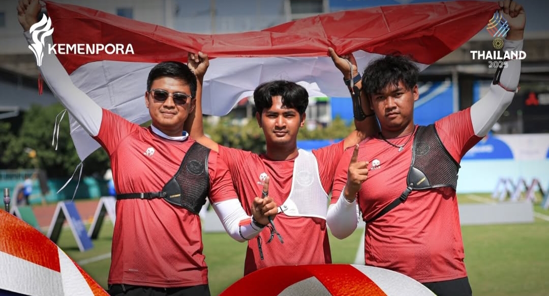 Pemanah senior Jawa Timur Riau Ega Agata Salsabilla (kiri) pimpin tim putra raih emas.