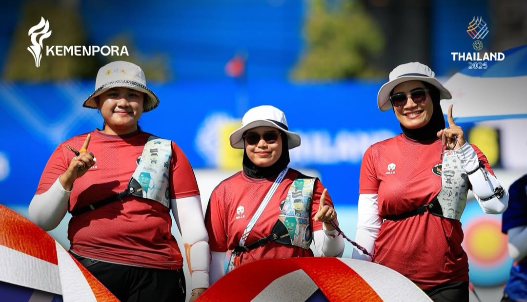 Atlet asal Jawa Timur Diananda Choirunisa (kanan) memimpin tim putri Raih medali emas.