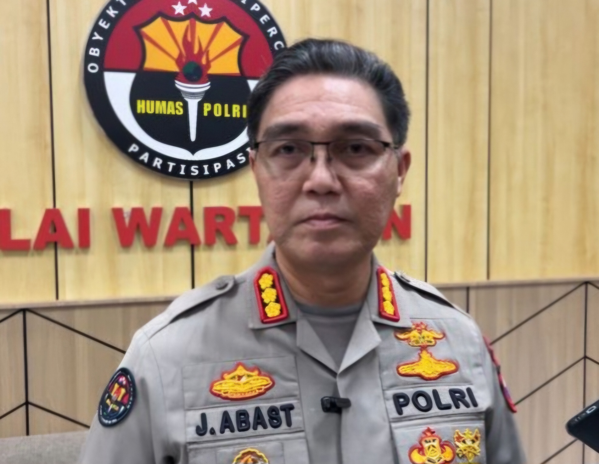 TERKUAK: Kabid Humas Polda Jatim Kombes Pol Jules Abraham Abast mengungkapkan terduga pelaku pembunuhan mahasiswi UMM Malang merupakan anggota Polres Probolinggo. (MAHRUS/RADAR SURABAYA)