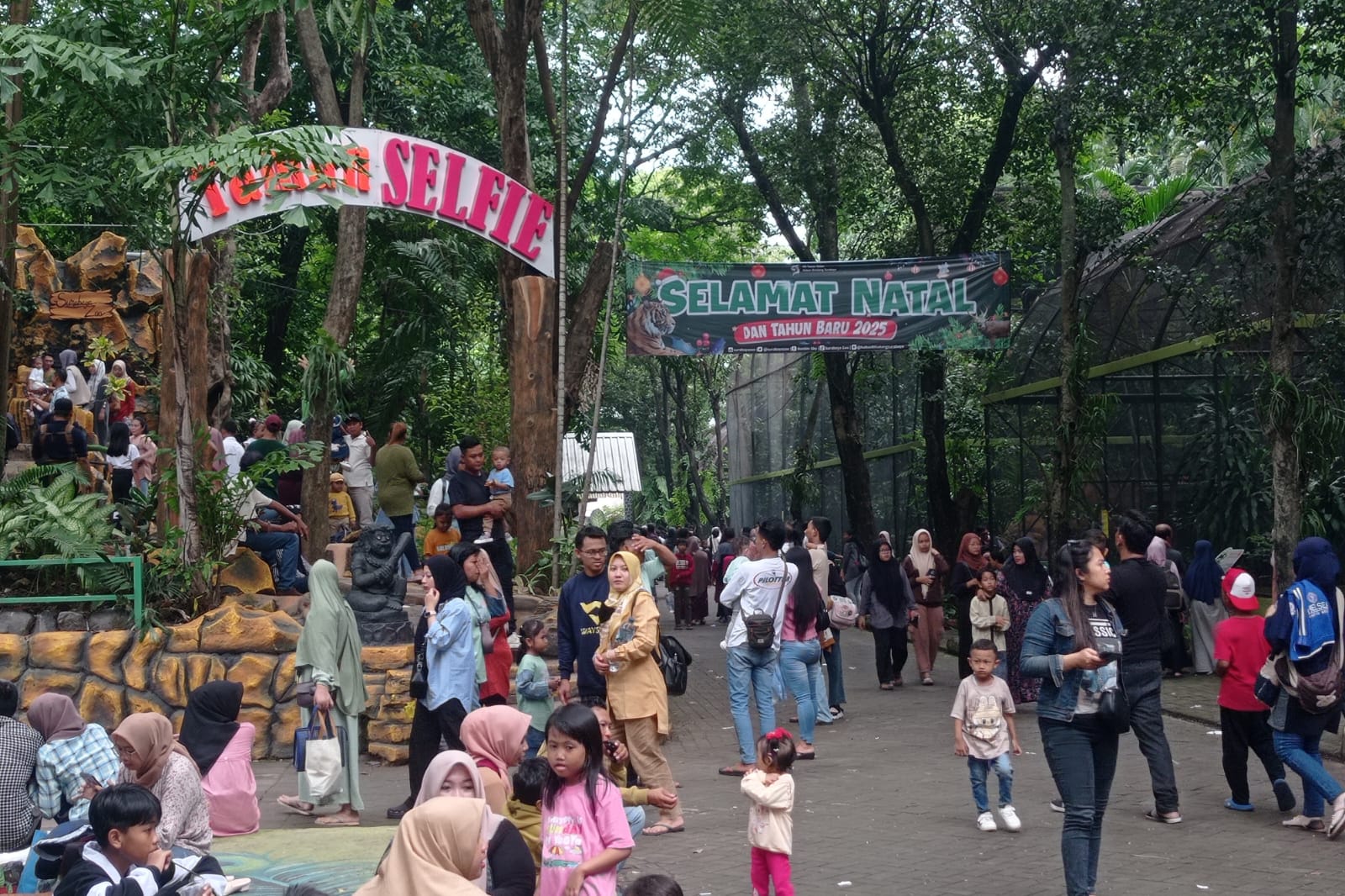 TERTEKAN: Anggota DPRD Surabaya Yona meminta Pemkot Surabaya memaksimalkan PAD dari sektor wisata.(SURYANTO/RADAR SURABAYA)