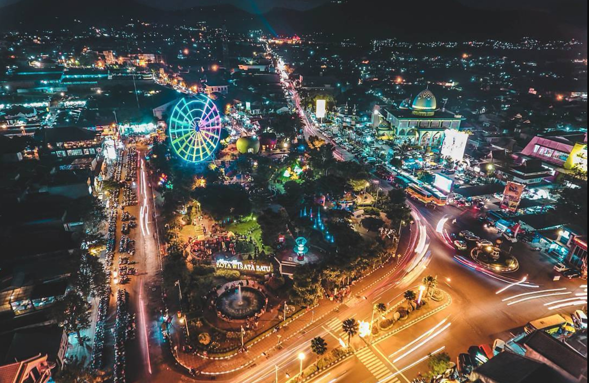 Tak harus bepergian jauh-jauh untuk merayakan malam pergantian tahun, Jawa Timur memiliki banyak destinasi wisata yang layak dikunjungi.