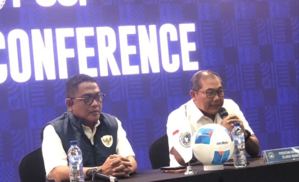 Sumardji (kanan) bersama anggota Exco PSSI Endri Erawan.