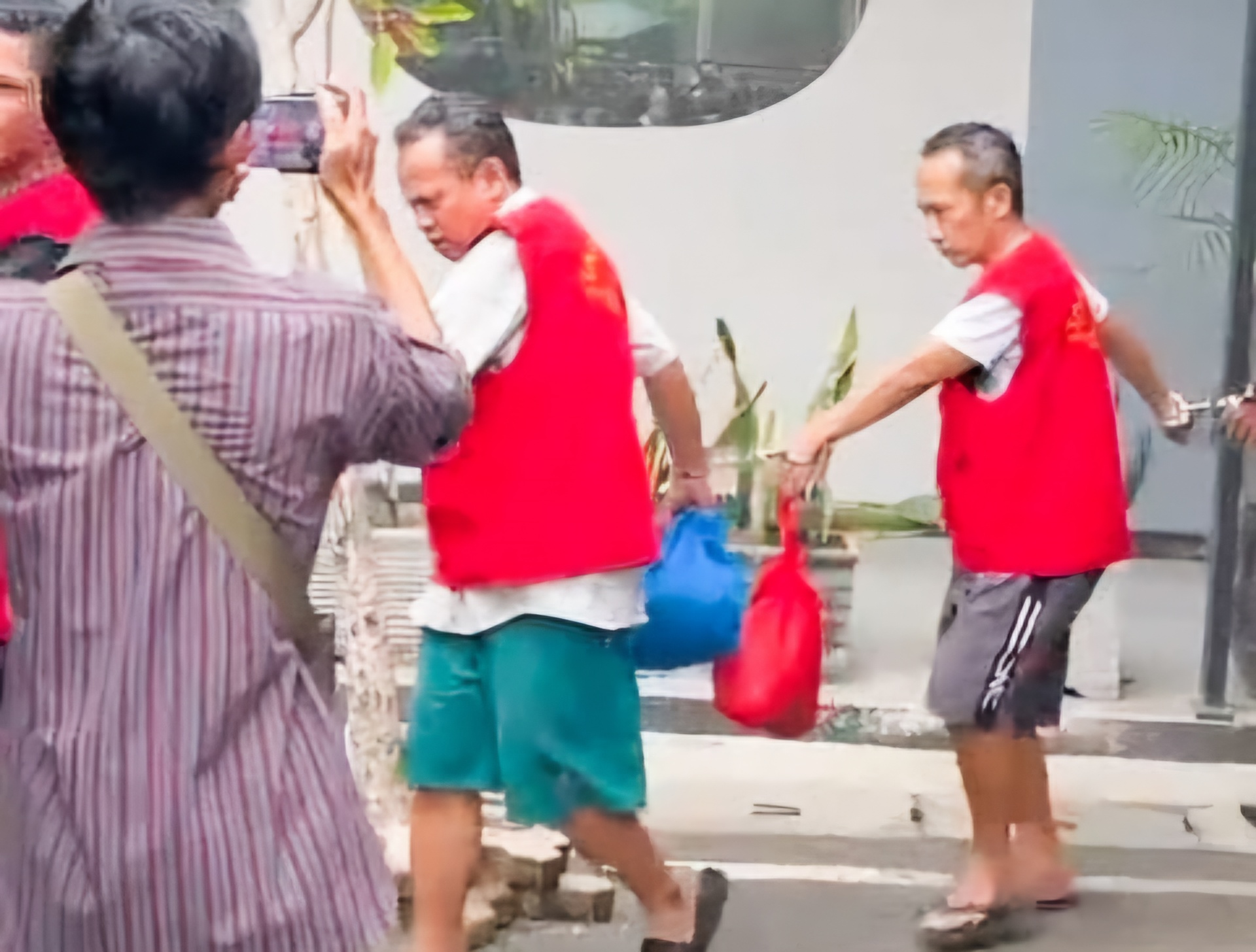 DIGELANDANG: Tersangka Bimas Nurcahya (paling kanan), jalani tahap II terkait kasus dugaan kekerasan seksual yang dilakukannya. (IST/RADAR SURABAYA)