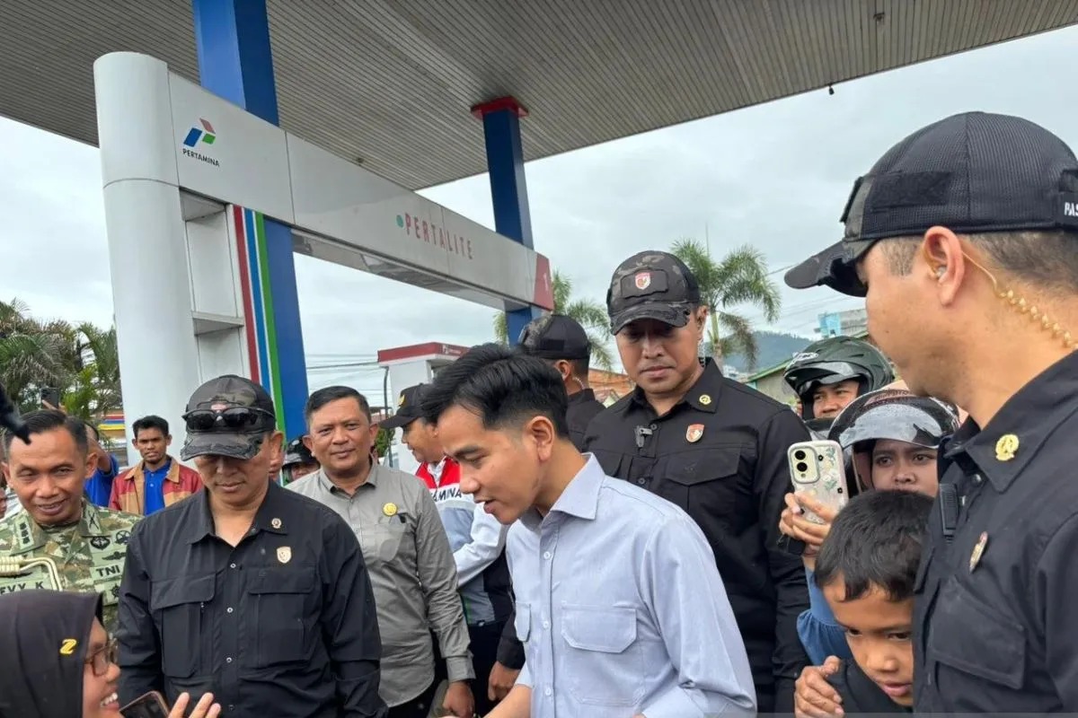 Wakil Presiden Gibran Rakabuming Raka meninjau salah satu SPBU di Gayo Lues, Aceh. (ANTARA)