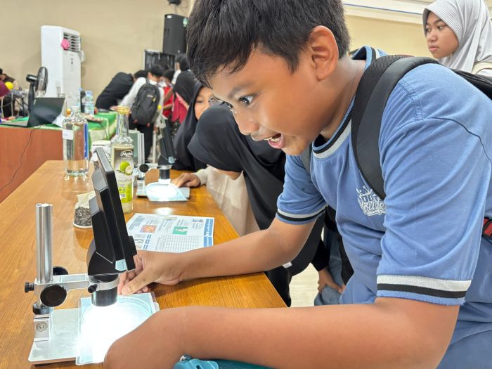 ANTUSIAS: Salah satu siswa saat melihat mikroplastik pada air hujan dan plastik dengan mikroskop.