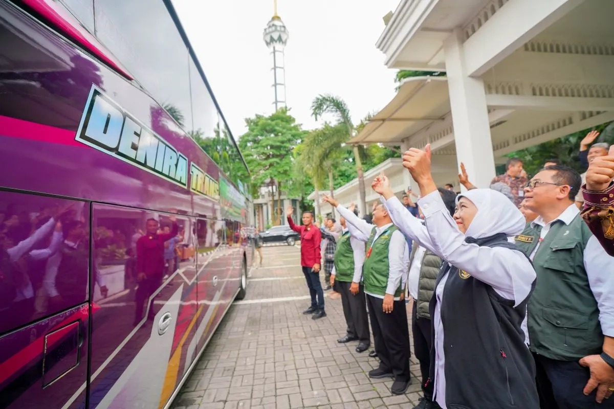 Gubernur Jawa Timur Khofifah Indar Parawansa melepas transmigran asal Jawa Timur. (IST)