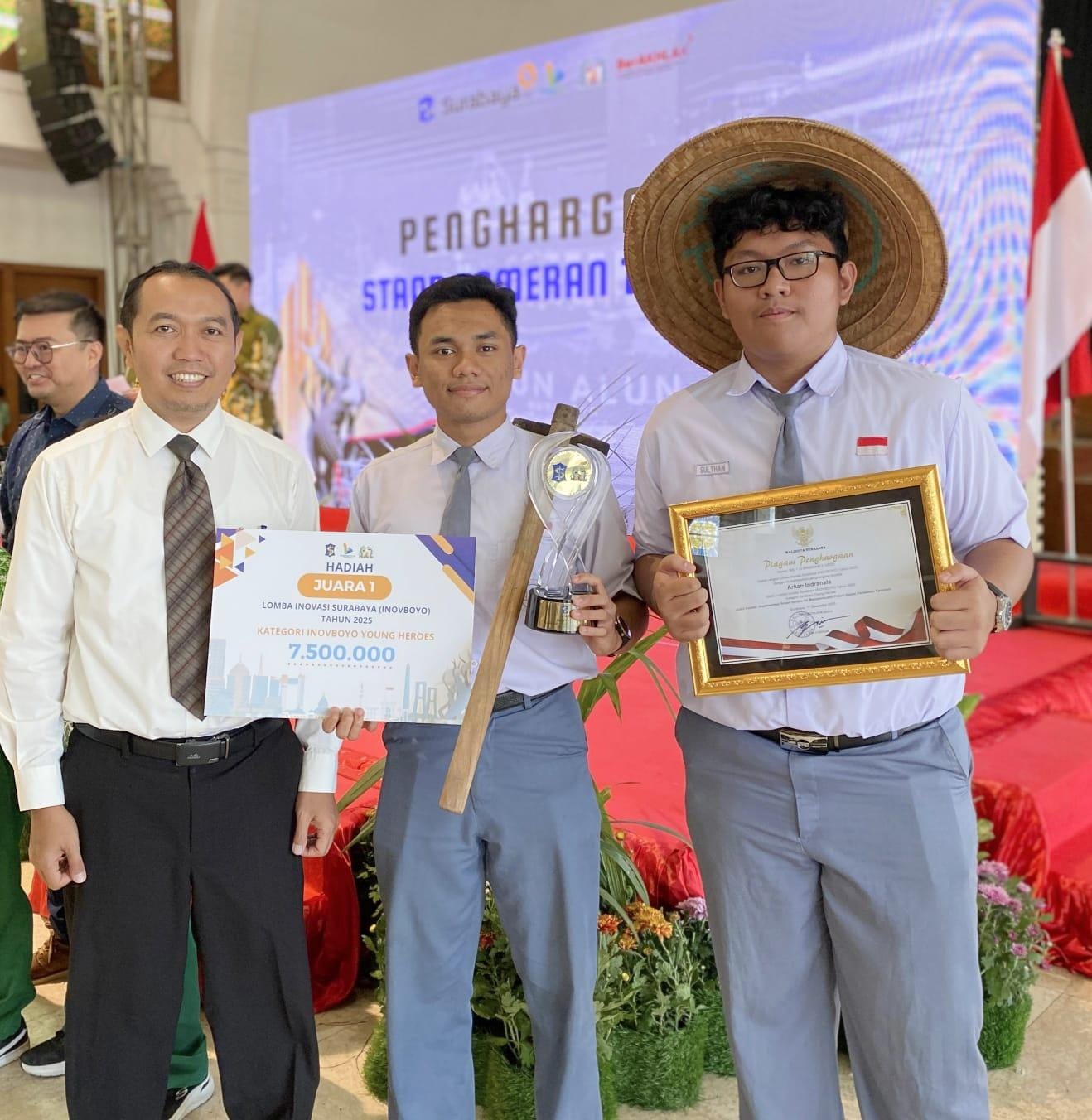MEMBANGGAKAN: Siswa SMA Al Hikmah raih Juara 1 Inovasi Kota Surabaya 2025. (ANAS/RADAR SURABAYA)