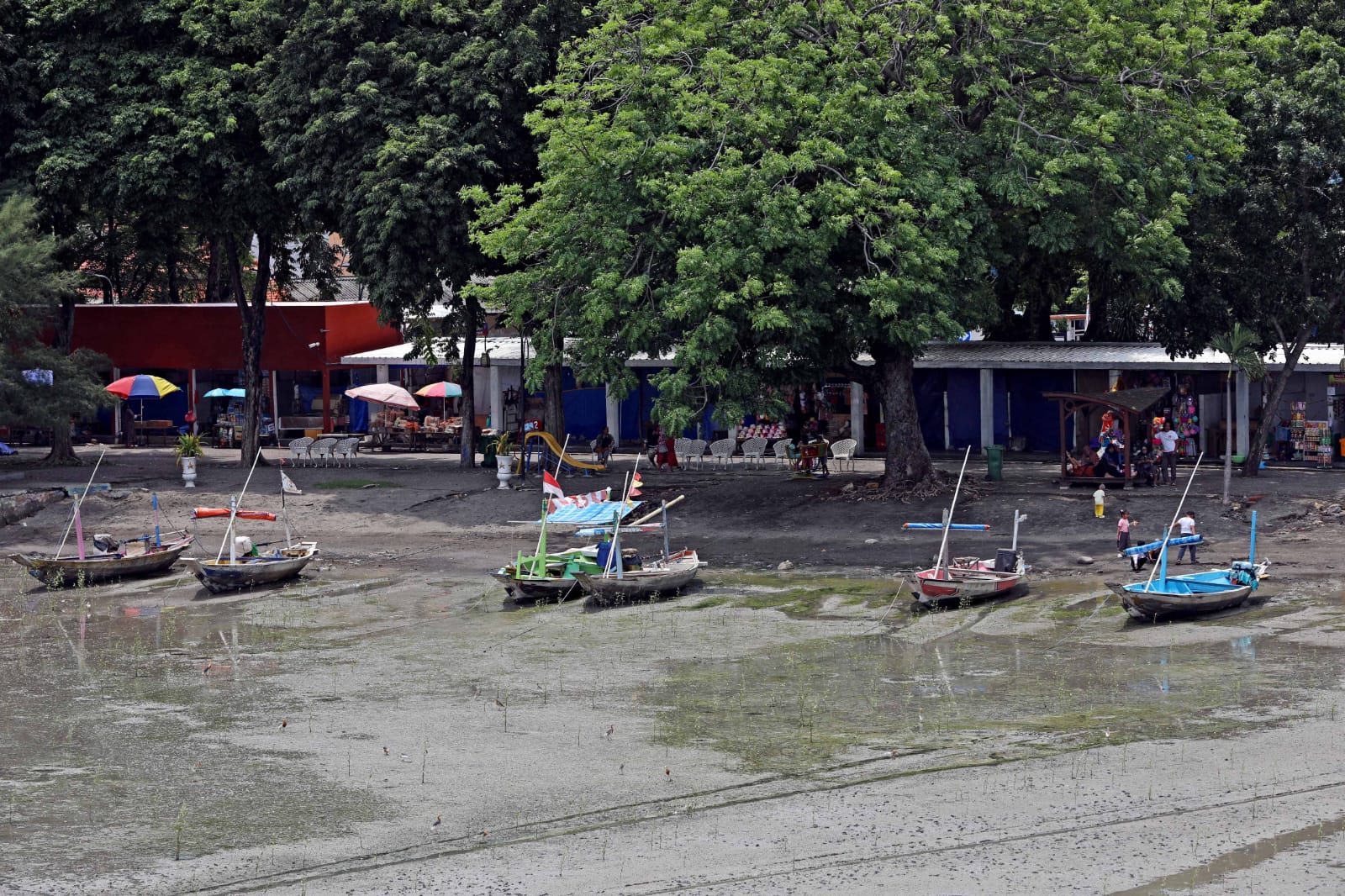SEPI: Perahu wisata terpakir tanpa penumpang di kawasan Taman Hiburan Pantai (THP) Kenjeran, kemarin (17/12). Sedimentasi membuat perairan di sekitar pantai dangkal. (PUGUH SUJIATMIKO/JAWA POS)
