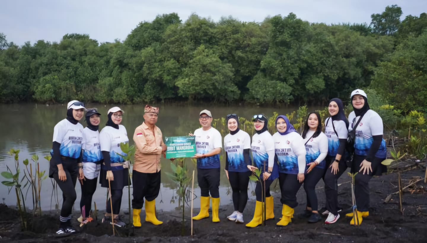 PEDULI: Wakil Direktur Bank Jatim R Arief Wicaksono melaksanakan Jatimers Run To Care pelestarian lingkungan.(IST/RADAR SURABAYA)