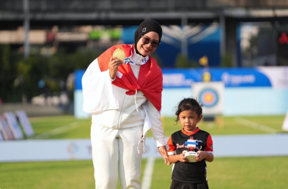 Diananda Choirunnisa bersama putri pertamanya usai pengalungan medali.