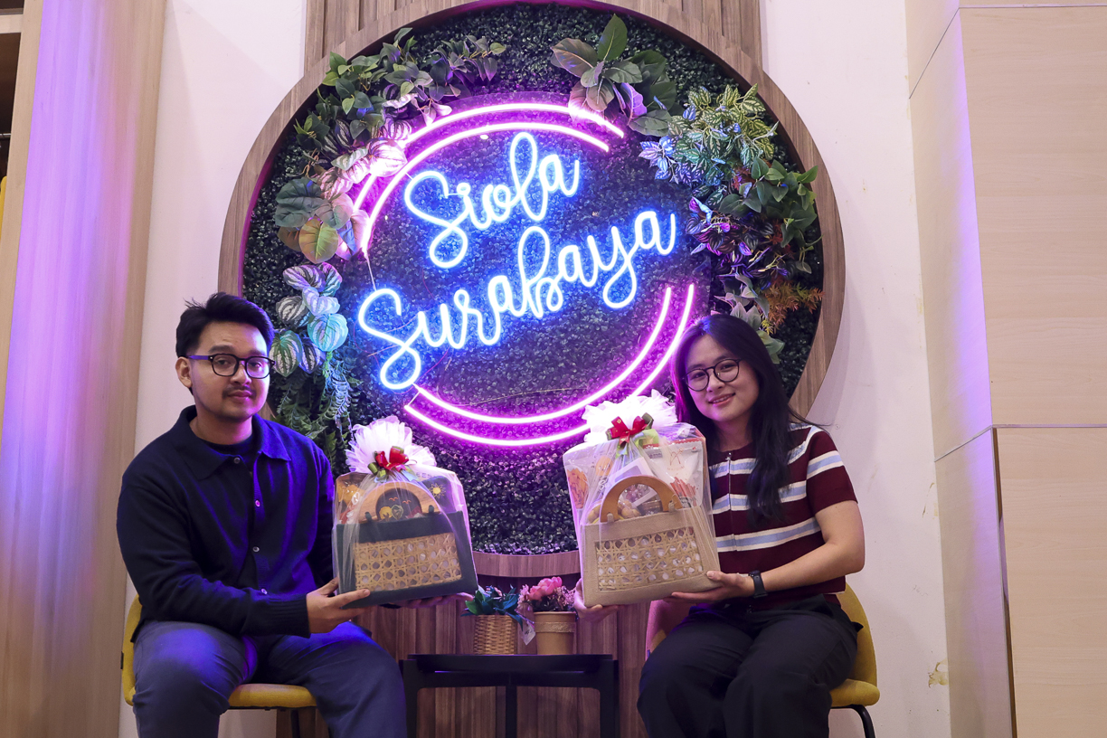 Surabaya Kriya Gallery menawarkan hampers Natal dan Tahun Baru 2026 hasil produksi UMKM lokal.