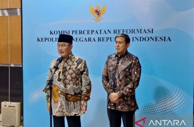 Ketua Komisi Percepatan Reformasi Polri Jimly Asshiddiqie (kiri) .
