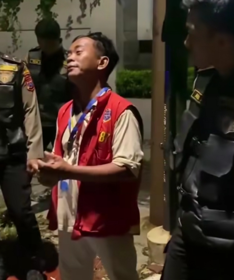 TAK BERKUTIK: Salah satu jukir yang diamankan Sat Samapta Polrestabes Surabaya karena melanggar aturan dan tak memiliki izin di Jalan Sumatera, Surabaya.(IST/RADAR SURABAYA)