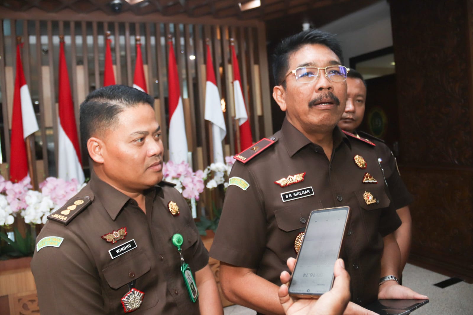 AMBIL ALIH: Wakajati Jatim, Saiful Bahri Siregar (dua dari kiri) memberikan keterangan terkait pengambil alihan penuntutan perkara Kakek Masir, di kantor Kejati Jatim. (ANDY SATRIA/RADAR SURABAYA)