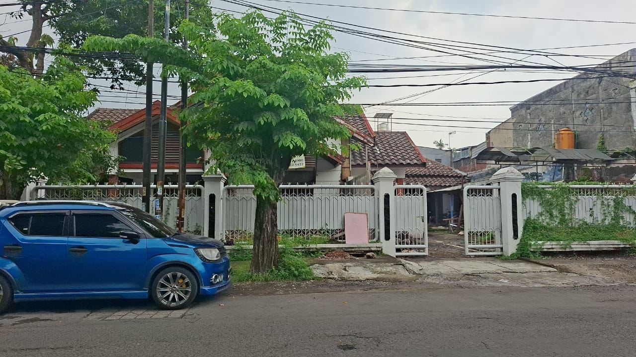 DIJUAL: Lokasi rumah kosong di Jalan Ketintang Madya, Surabaya, yang diduga dijadikan lokasi oleh pelaku penipuan untuk menjerat korban yang mencari tempat kos. (MAHRUS/RADAR SURABAYA)