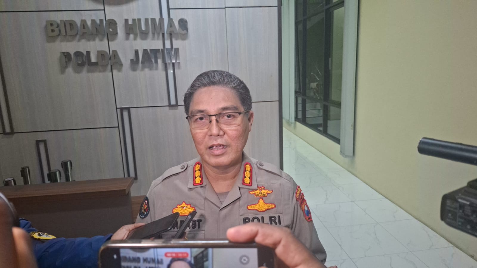 KOMITMEN: Kabid Humas Polda Jatim Kombes Pol Jules Abraham Abast mengungkapkan anggota Polres Probolinggo ditetapkan tersangka dan tahan kasus pembunuhan mahasiswi UMM Malang. (MAHRUS/RADAR SURABAYA)