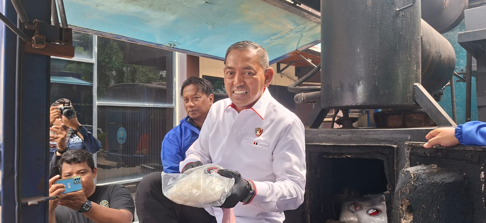 DIMUSNAHKAN: Dirresnarkoba Polda Jatim Kombes Pol Robert Da Costa memusnahkan 9,3 kilogram dari 24 kasus narkoba yang terungkap.(MAHRUS/RADAR SURABAYA)