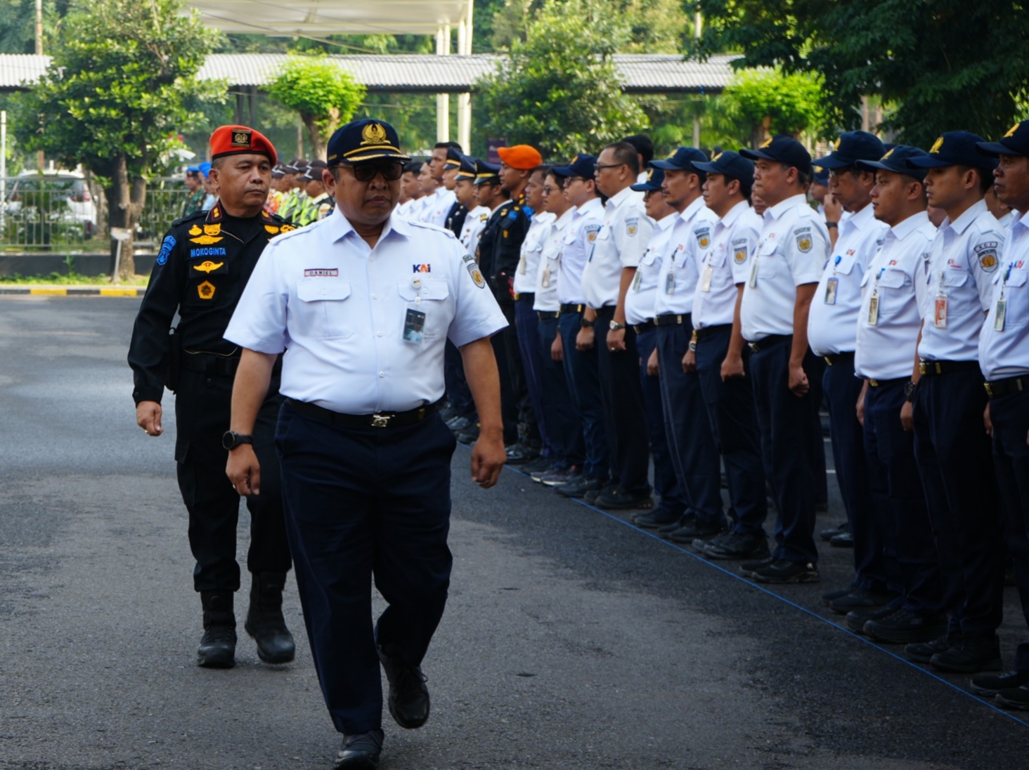Apel gelar pasukan operasi angkutan Nataru menandai dimulainya kesiapan libur Nataru. (Rahmat Sudrajat/Radar Surabaya)