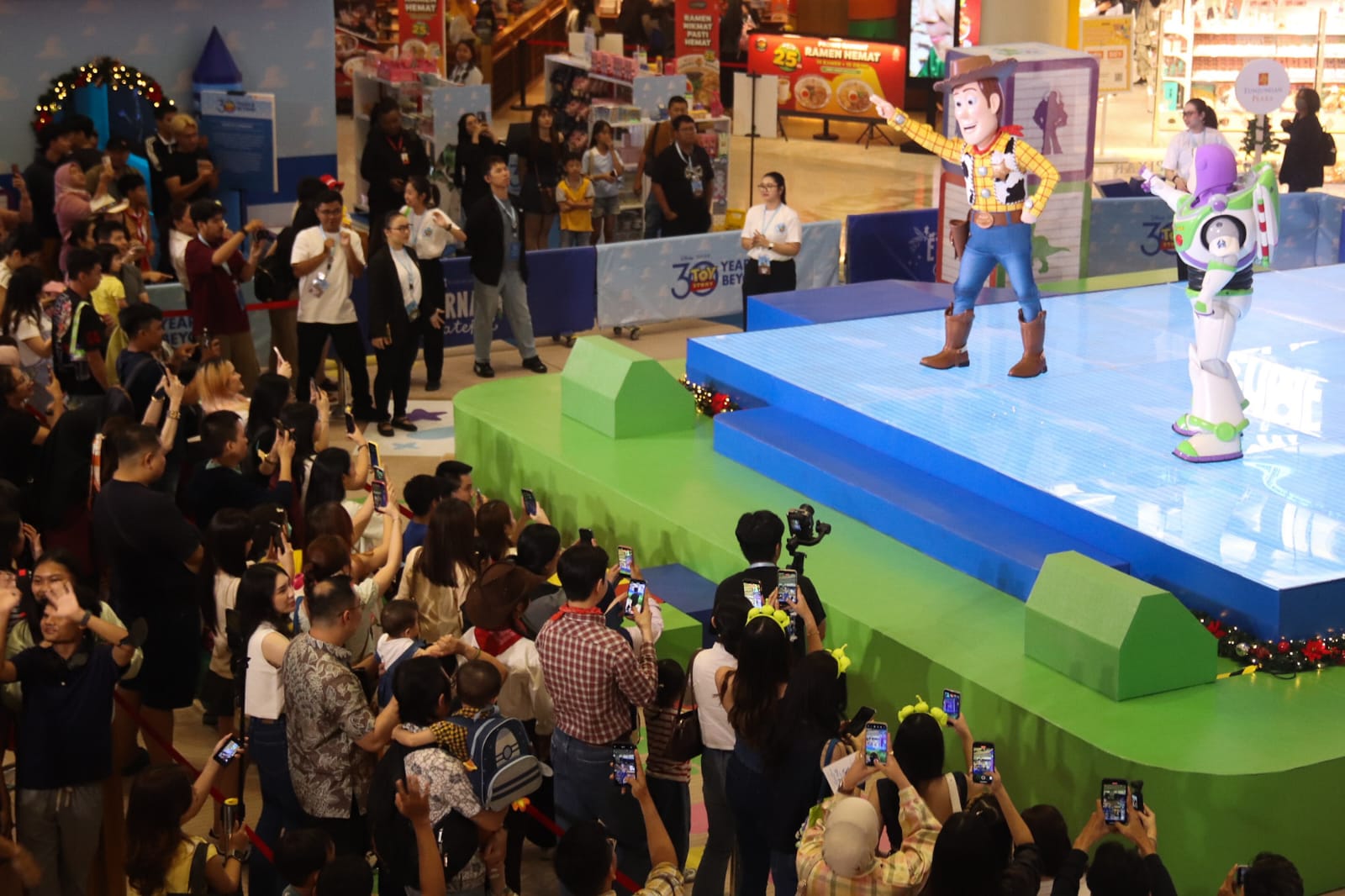 MEET AND GREET: Dua karakter dalam film Toy Story, Woody dan Buzz Lightyear menyapa para penggemarnya, dalam meet and greet yang digelar di Tunjungan Plaza 3 Surabaya, Kamis (18/12).