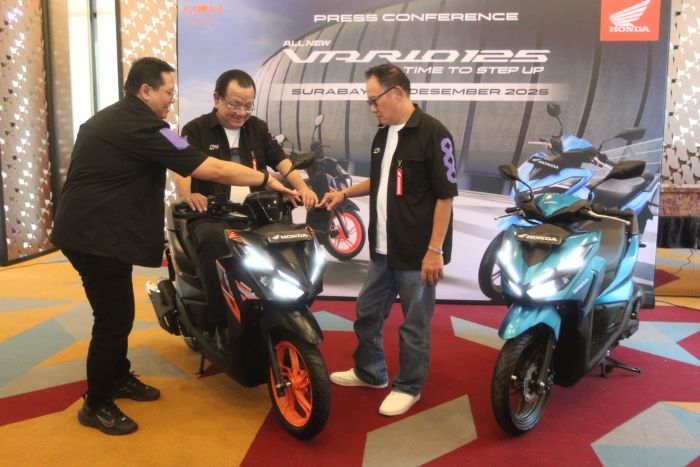 PANASKAN PASAR: Presdir PT MPM Honda Jatim Suwito (tengah) bersama jajaran manajemen, saat mencoba motor All New Honda Vario 125.