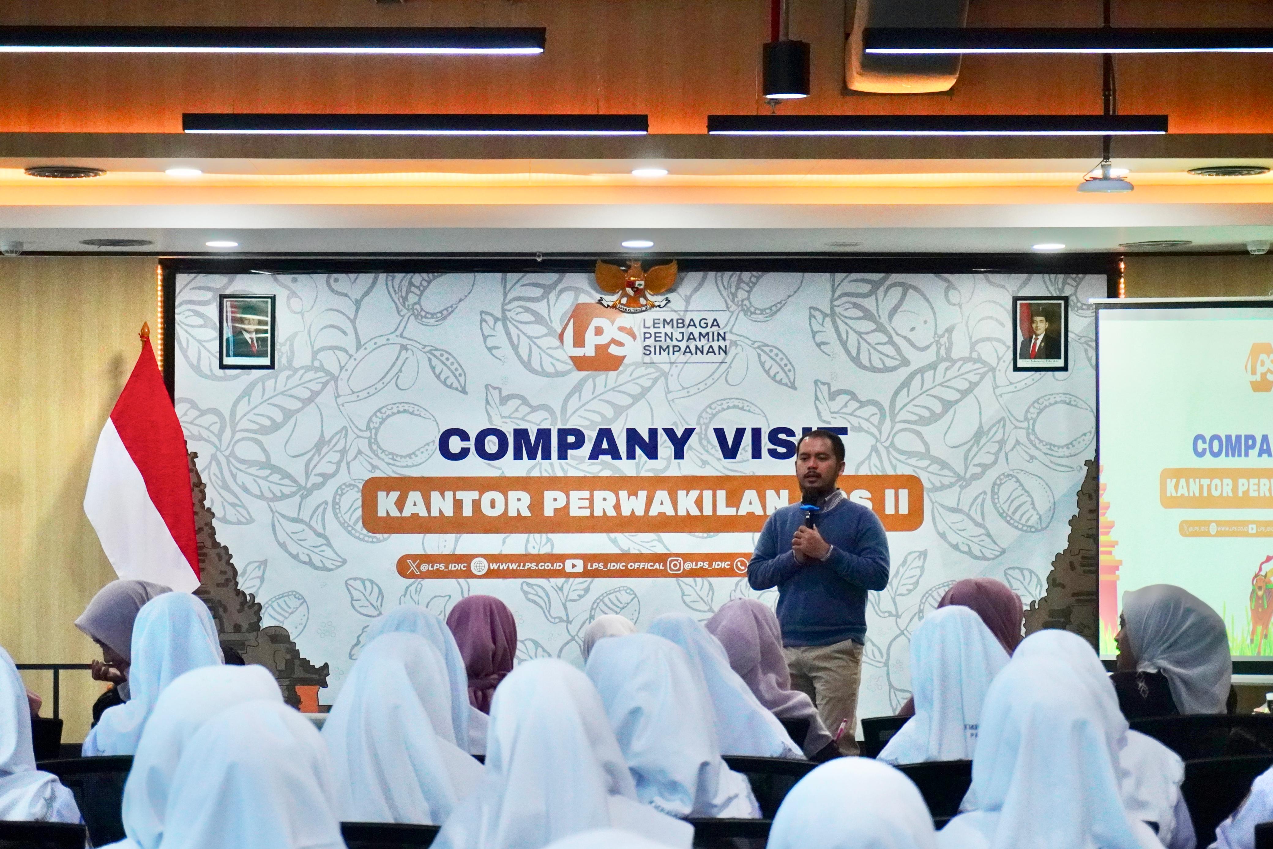 BELAJAR: Kantor Perwakilan LPS II Surabaya bersama OJK Provinsi Jatim menggelar kegiatan literasi keuangan yang diikuti oleh 70 siswa dan sembilan guru SMK Negeri 1 Pandaan.