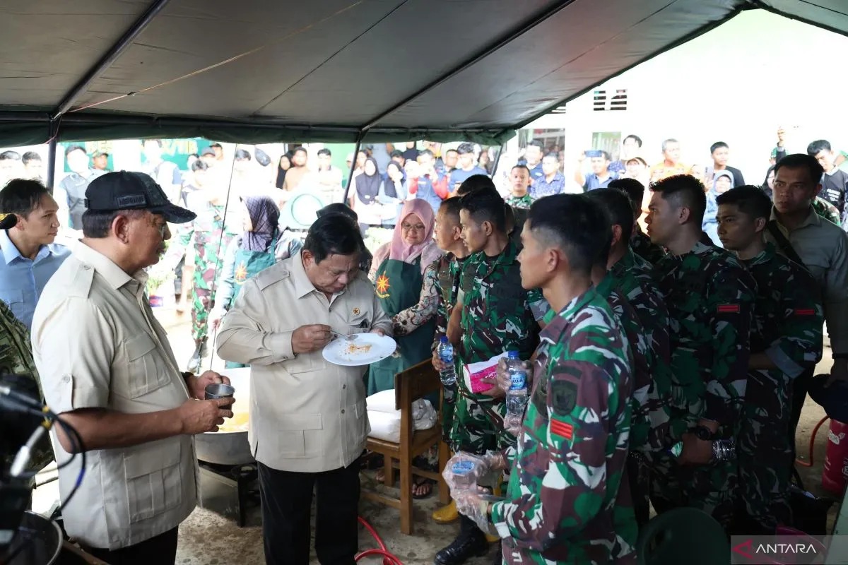 Presiden Prabowo Subianto  menikmati nasi goreng di pengungsian korban banjir Agam Sumatera Barat. (ANTARA)
