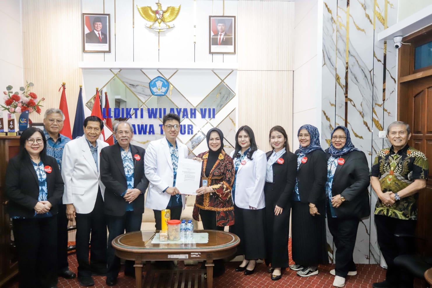BAKTI UNTUK NEGERI: Pembinaan Fakultas Kedokteran IIK Bhakta oleh Ketua LLDIKTI Wilayah VII Jatim Prof Dr Dyah Sawitri SE MM (enam dari kanan) kepada jajaran pimpinan IIK Bhakta.