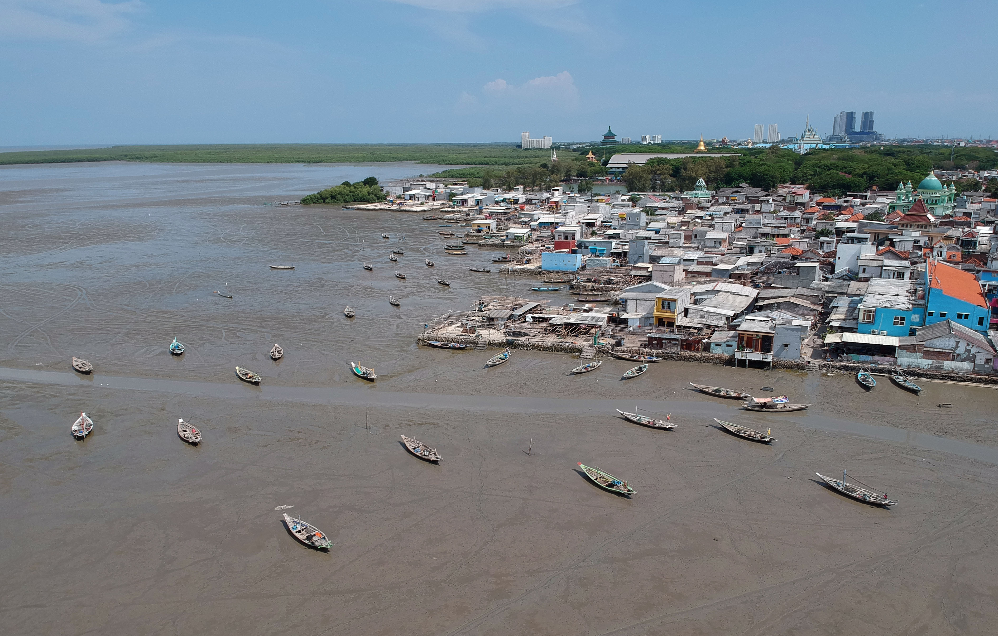 SEPI AKTIVITAS: Perahu-perahu di kawasan pesisir Kenjeran yang tidak berlayar kemarin (18/12). (PUGUH SUJIATMIKO/JAWA POS)