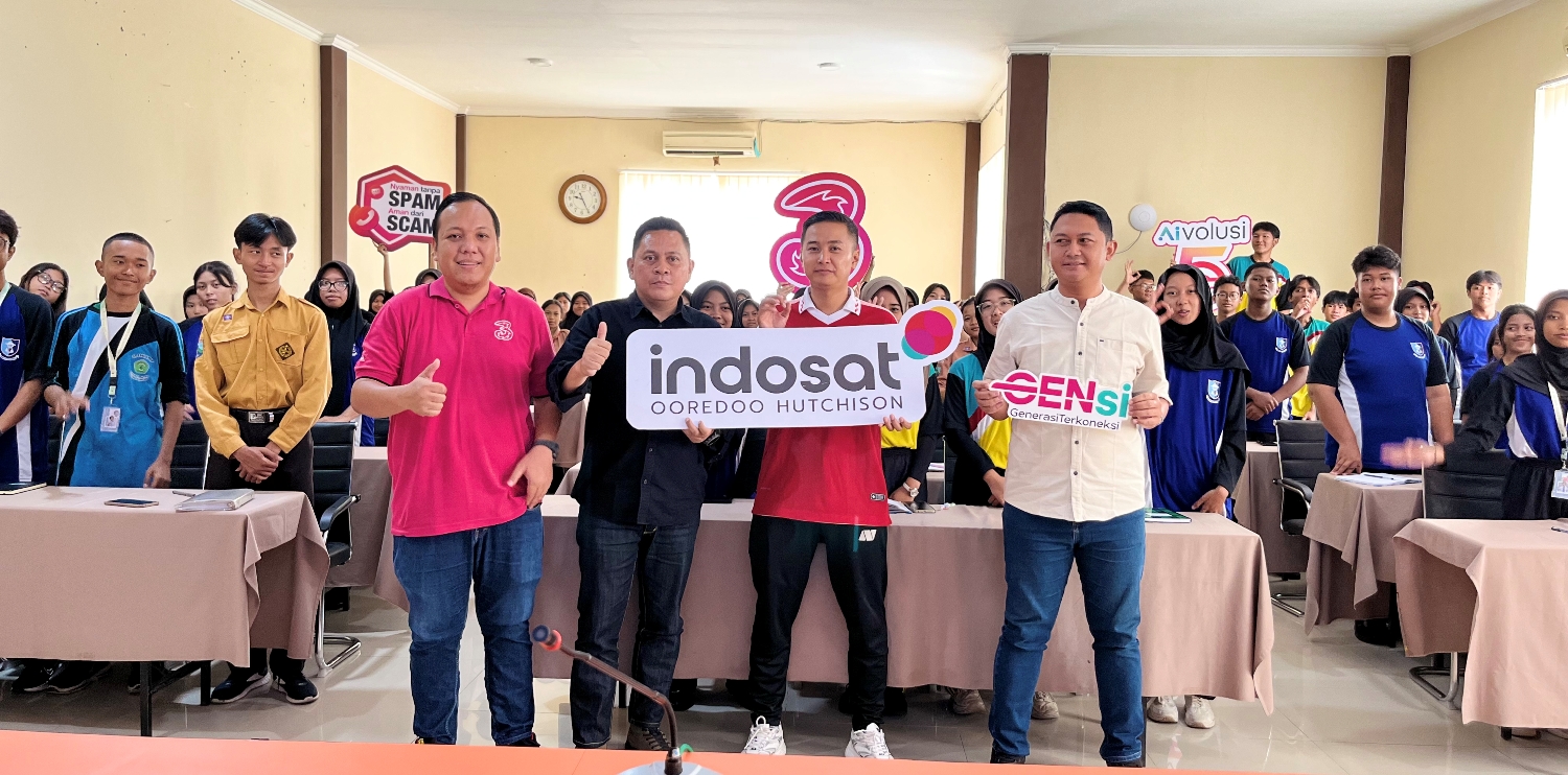 SEMANGAT: Indosat Ooredoo Hutchison (IOH) bersama Radar Surabaya dalam memperkuat literasi digital di kalangan pelajarSMK Negeri 6 Surabaya, Jumat (19/12).