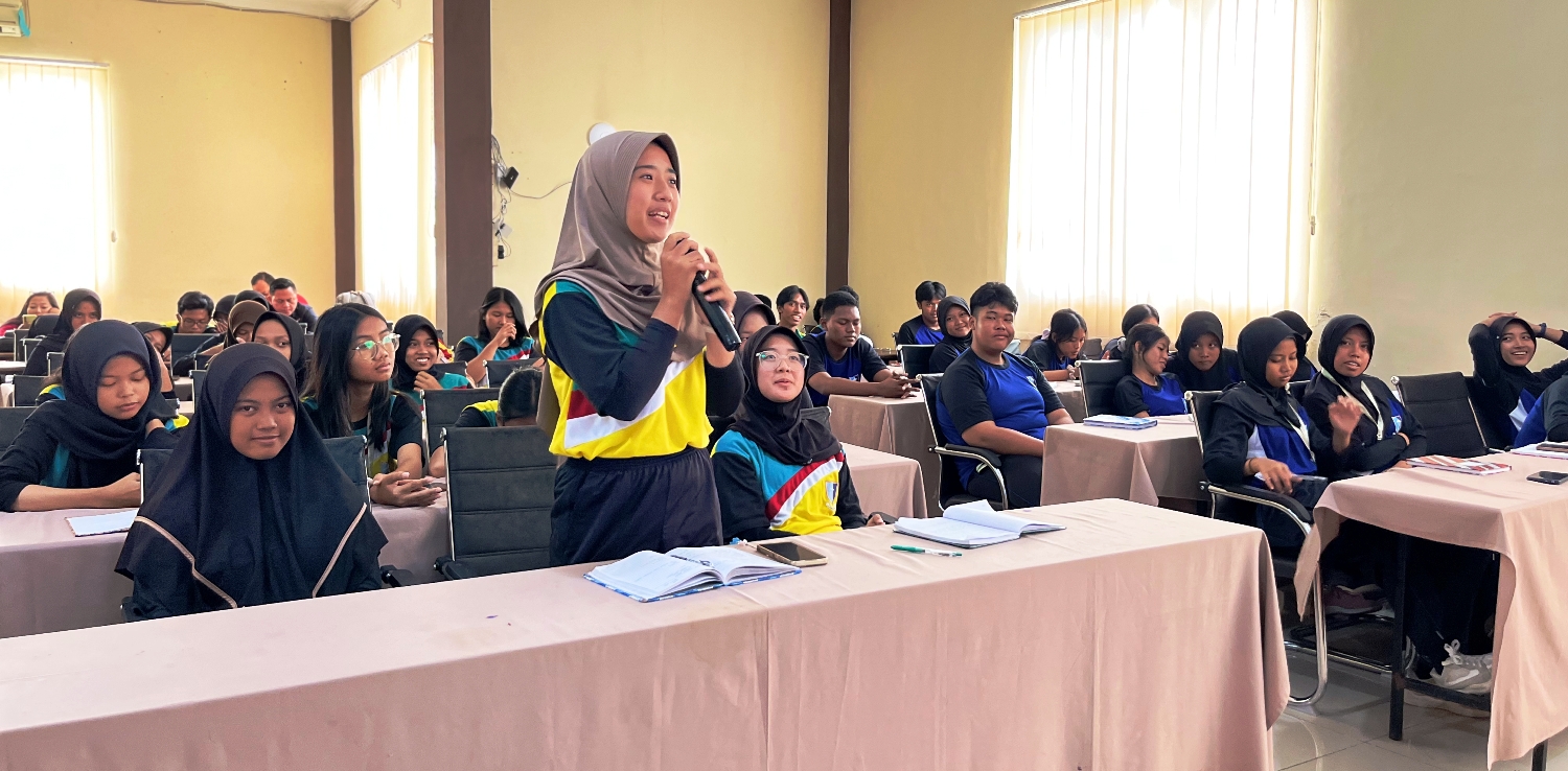 RESPON POSITIF: Salah satu siswa saat mengikuti Workshop Literasi Digital di SMK Negeri 6 Surabaya.