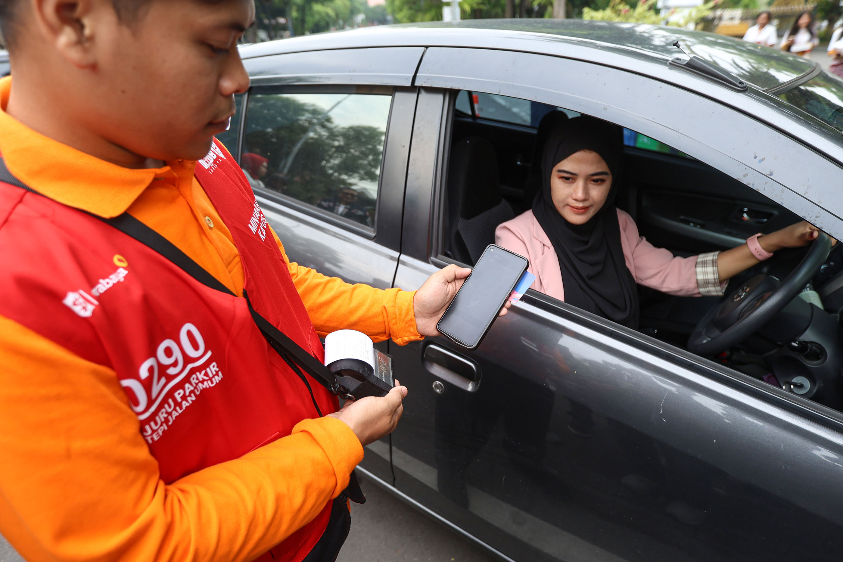 Ujicoba sistem pembayaran parkir non-tunai di Jalan Sedap Malam, Jumat (19/12).