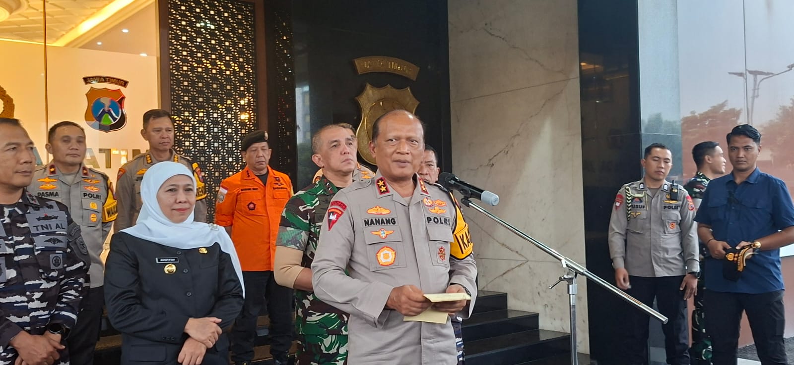JATIM AMAN: Kapolda Jatim Irjen Pol Nanang Avianto bersama Gubernur Jatim Khofifah Indar Parawansa memastikan 14 ribu personel disiagakan amankan Nataru.(MAHRUS/RADAR SURABAYA)