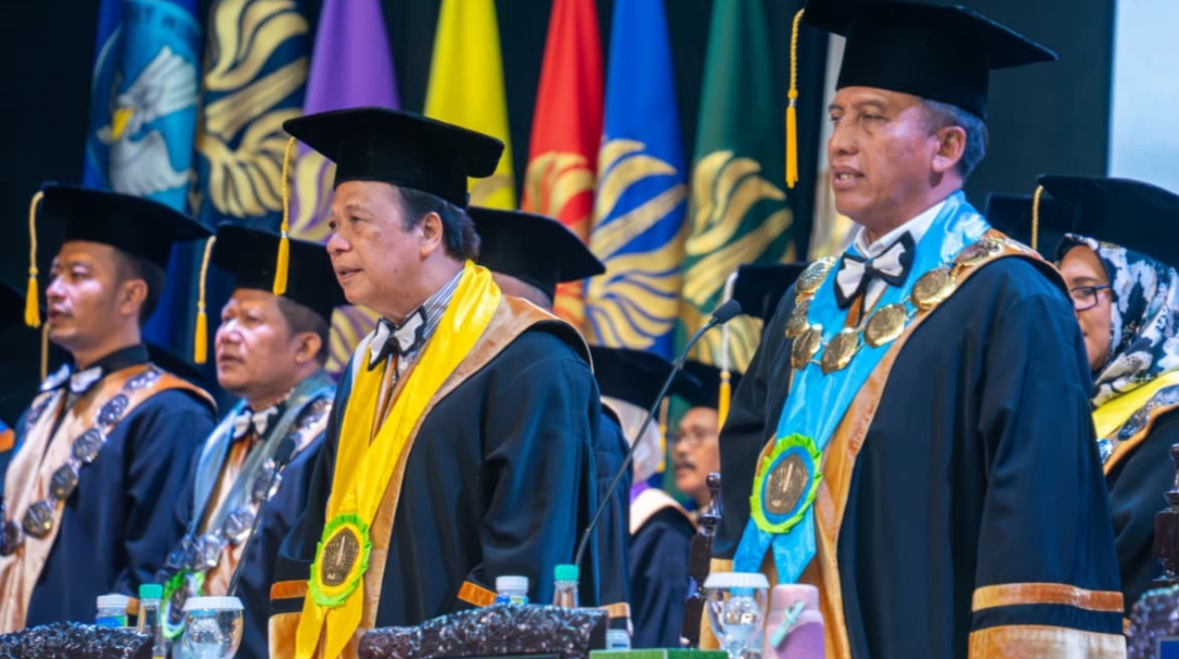 Rektor Unesa Prof Nurhasan saat rapat terbuka Dies Natalis ke-61 Unesa.