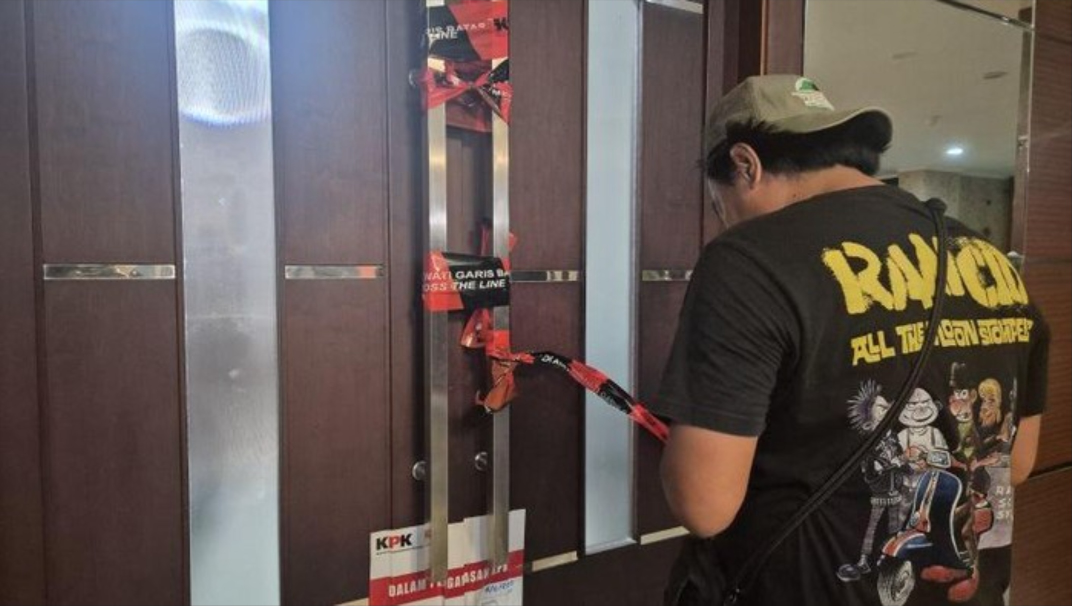 Penyidik KPK menyegel pintu ruang kerja Bupati Bekasi usai OTT yang dilakukan terhadap Bupati Bekasi Ade Kuswara Kunang Kamis (18/12) malam.