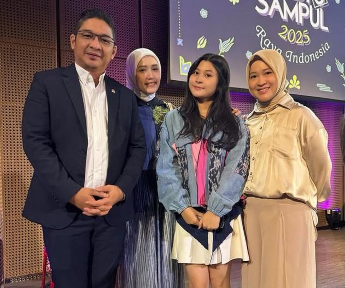 Okie Agustina bersama Pasha dan Adelia Wilhelmina saat mengantarkan anka perempuannya Nasha Anaya menjadi finalis Gadis Sampul.