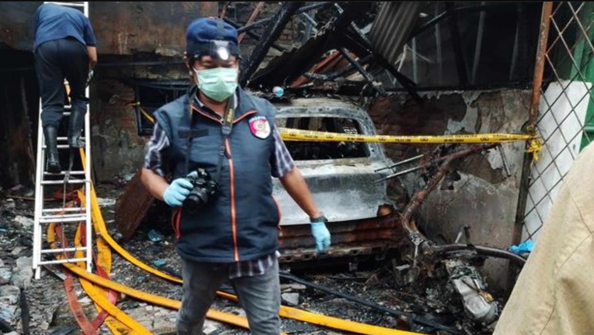 Lokasi kejadian kebakaran rumah yang diduga berasal dari pengisian daya mobil listrik di Penjaringan, Jakarta Utara, Kamis (18/12).